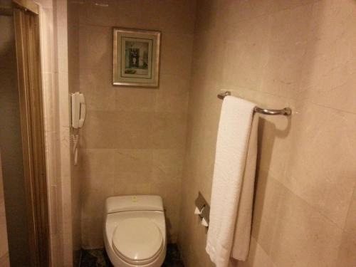 Business Twin Room (No Window) image 4