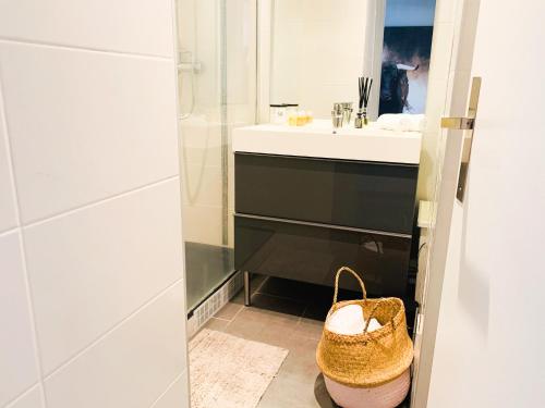 Appartement acces direct mer, en face du port et de toutes commodites