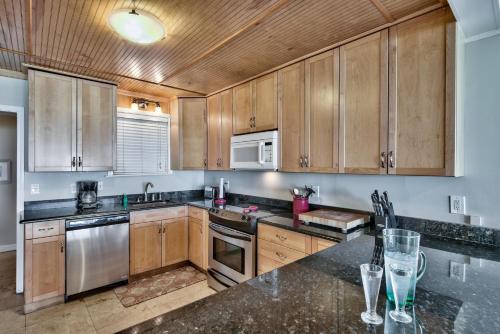 Sand Blast - Lovely Beachfront Home with Tons of Space! - image 3