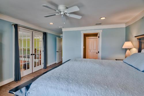 Sandy Bottoms - Fabulous West End Beach House & Hot Tub!