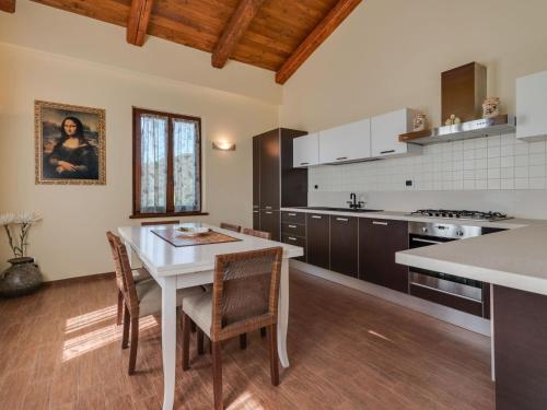 Villa in Piandimeleto with hot tub mid May end Sept