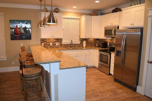 The Lighthouse 6 Bd Home with Beachfront Pool and Hot Tub - image 3