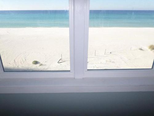 The Lighthouse 6 Bd Home with Beachfront Pool and Hot Tub - image 9