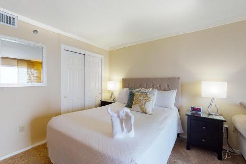 Islander Condominiums I - image 4