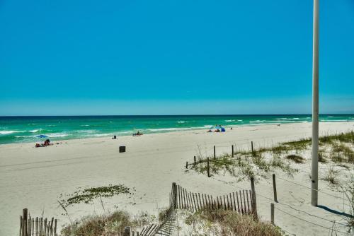 Life's a Beach! Beautiful Private Beachfront Home! Tons of Space! 2 Greatrooms! - image 4