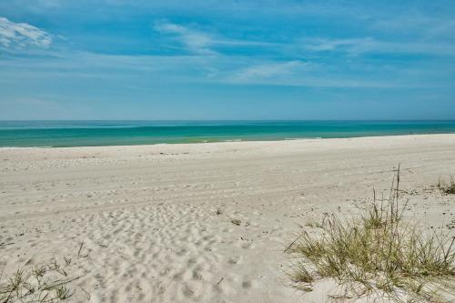 Life's a Beach! Beautiful Private Beachfront Home! Tons of Space! 2 Greatrooms! - image 7