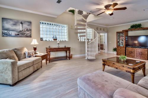 Life's a Beach! Beautiful Private Beachfront Home! Tons of Space! 2 Greatrooms! - image 9
