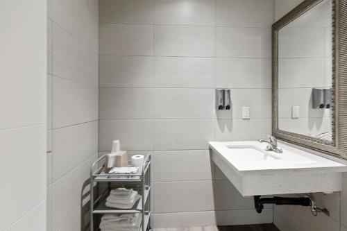 Le Blanc Inn & Suites – El Monte, CA