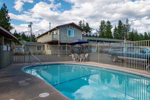 Swiss Holiday Lodge - Accommodation - Mount Shasta