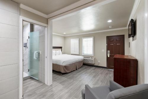 Le Blanc Inn & Suites – El Monte, CA