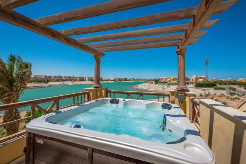 B&B Hurghada - Scenic Views 3 bedroom Villa with private jacuzzi in Sabina - Bed and Breakfast Hurghada