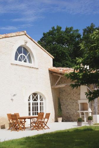 Le Domaine des Doucins & Spa, Gîte 4 étoiles, 10 minutes de Jonzac piscine et spa