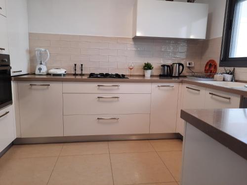 Kitchen, The Shining Star -A beautiful 3 bedroom apartment in Beer Sheva