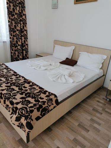 Double or Twin Room with Balcony (2 Adults + 1 Child) image 2