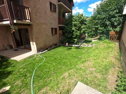 Briançon, Appartement avec jardin et terrasse.