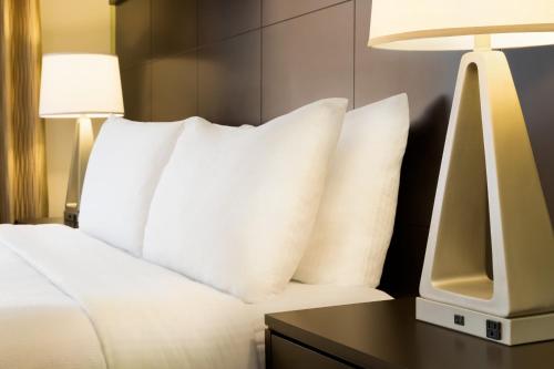 1 king bed, 1 sofa bed