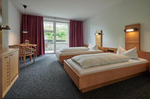 2 twin beds