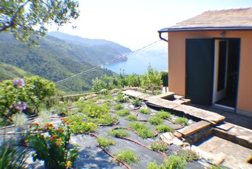  Walk and Relax Retreat - HOMY 5 TERRE in San Bernardino