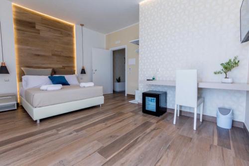 Deluxe Double Room with Balcony image 6