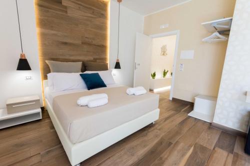 Deluxe Double Room with Balcony image 7