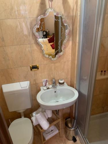 Luxury Venetian Rooms - image 10