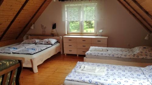 1 queen bed, 2 twin beds