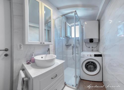 Penthouse Leonarda with private parking - image 9