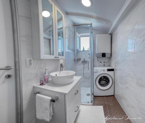 Penthouse Leonarda with private parking - image 12