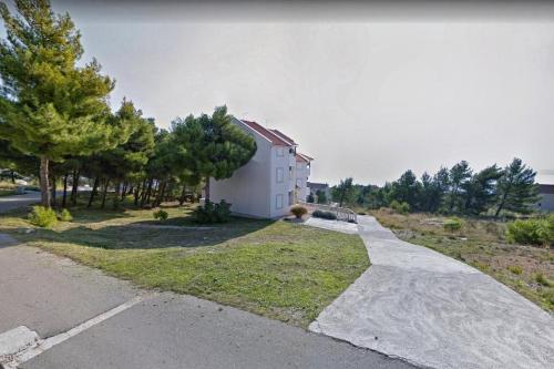 Apartments with a parking space Bol Brac - 18358