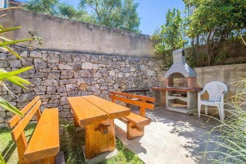 Apartments with a parking space Krk - 18361 