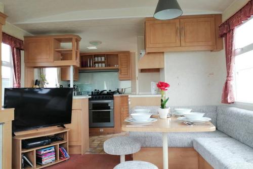 Beachside, Family-friendly, WiFi, 8 berth Caravan 133, Skegness (photo 3)