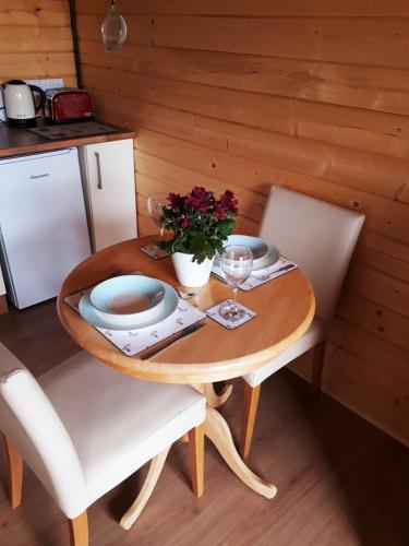 Country Bumpkin - Romantic Couples stay in Oakhill Cabin