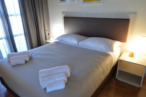 1 queen bed, 2 twin beds