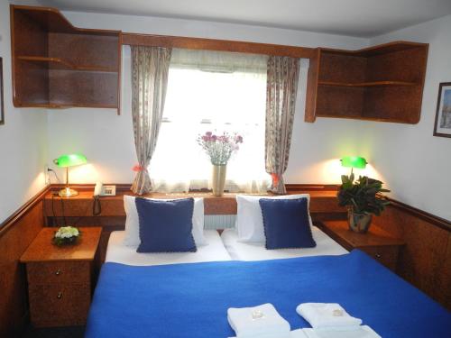 2 twin beds