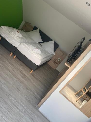1 queen bed, 1 sofa bed