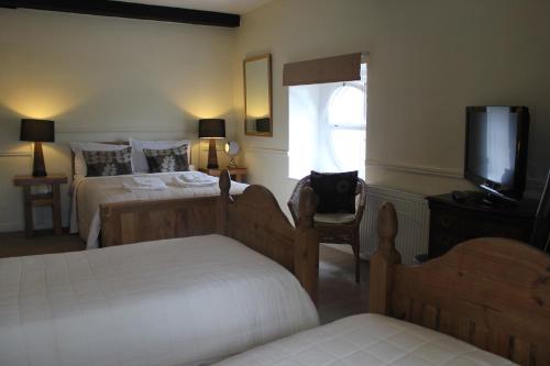1 double bed, 2 twin beds