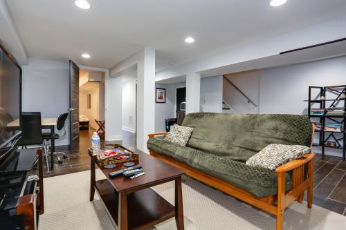 English Basement Suite in Petworth, Washington, DC -- FREE off-street parking, walk to Metro and restaurants - Apartment - Washington