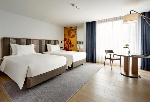 Montien Hotel Surawong Bangkok image 8