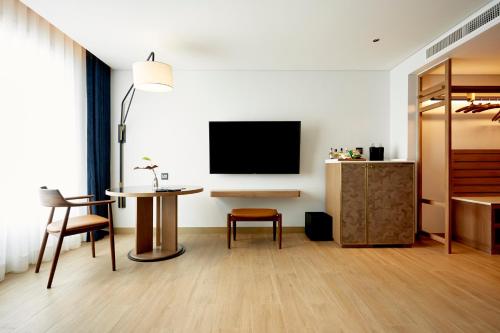 Montien Hotel Surawong Bangkok image 6