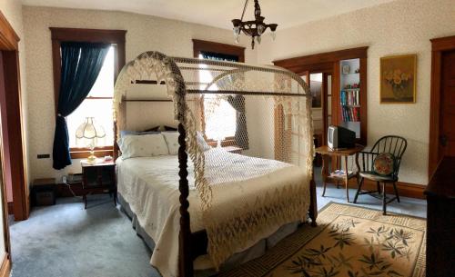 1 queen bed, 1 twin bed, 1 bunk bed