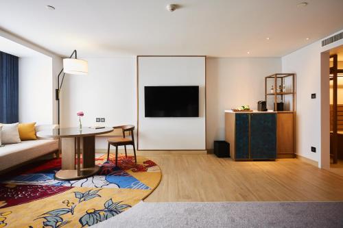 Montien Hotel Surawong Bangkok image 24
