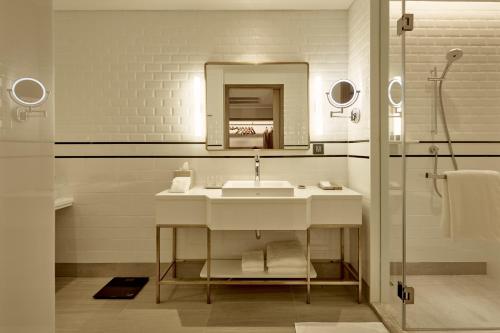 Montien Hotel Surawong Bangkok image 22