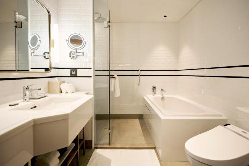 Montien Hotel Surawong Bangkok image 26