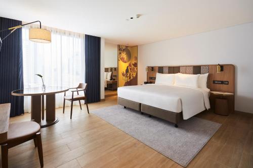 Montien Hotel Surawong Bangkok image 30