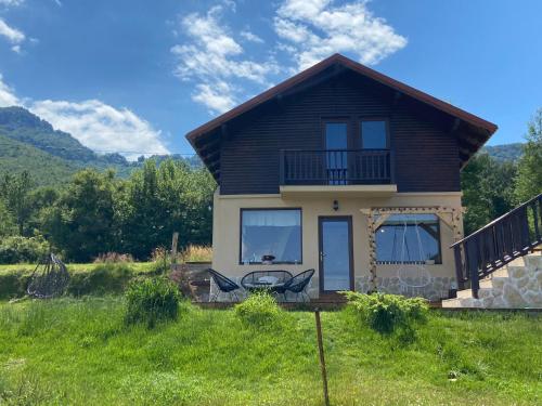 . Căsuța Top House