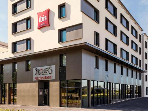 Ресторант, Ibis Saint Quentin En Yvelines Velodrome in Монтиньо ле Бретон