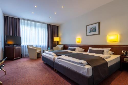 1 queen bed, 2 twin beds