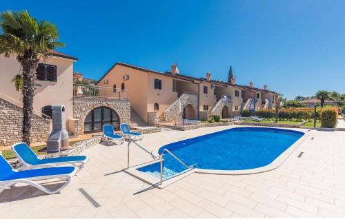 Apartment with Pool View