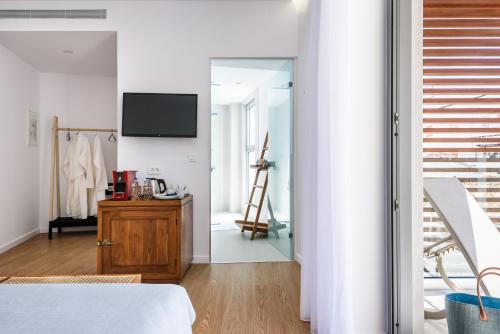 Deluxe Double Room with Balcony image 9