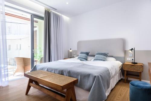 Deluxe Double Room with Balcony image 8